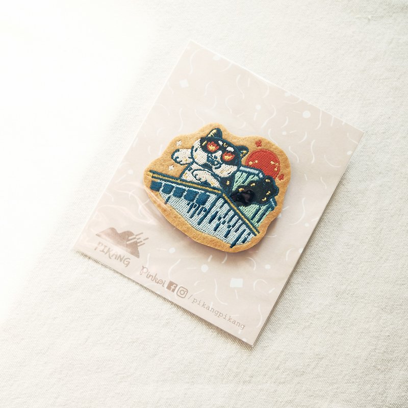 Q 吉の猫刺繍ピン - ブローチ - コットン・麻 ブルー
