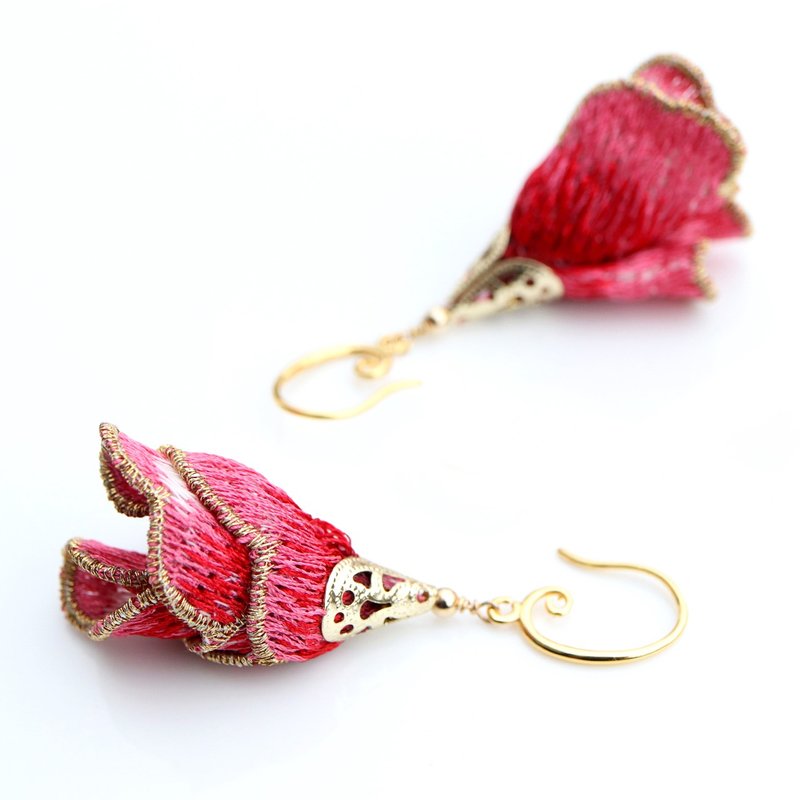 桃花開 華麗的裙襬搖搖  刺繡耳環 - 耳環/耳夾/耳骨夾 - 繡線 紅色