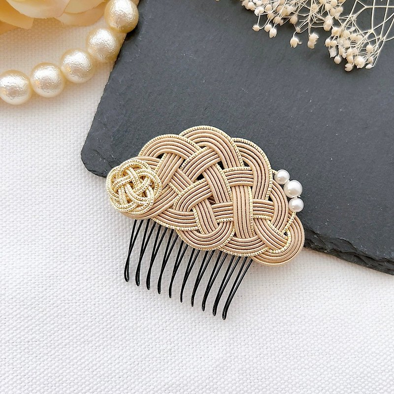 Mizuhiki hair comb decorated with auspicious pine and plum blossoms / Neat and neat with pearls / Beige - เครื่องประดับผม - กระดาษ สีกากี
