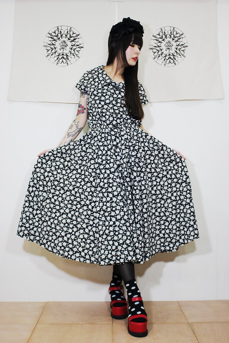 F2027(Vintage)黑色白花朵大平領設計大波浪裙擺短袖古著洋裝 - 連身裙 - 其他材質 黑色