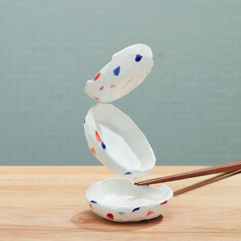 Handmade pottery - soy sauce dish x chopsticks frame set of three pieces - จานเล็ก - วัสดุอื่นๆ ขาว
