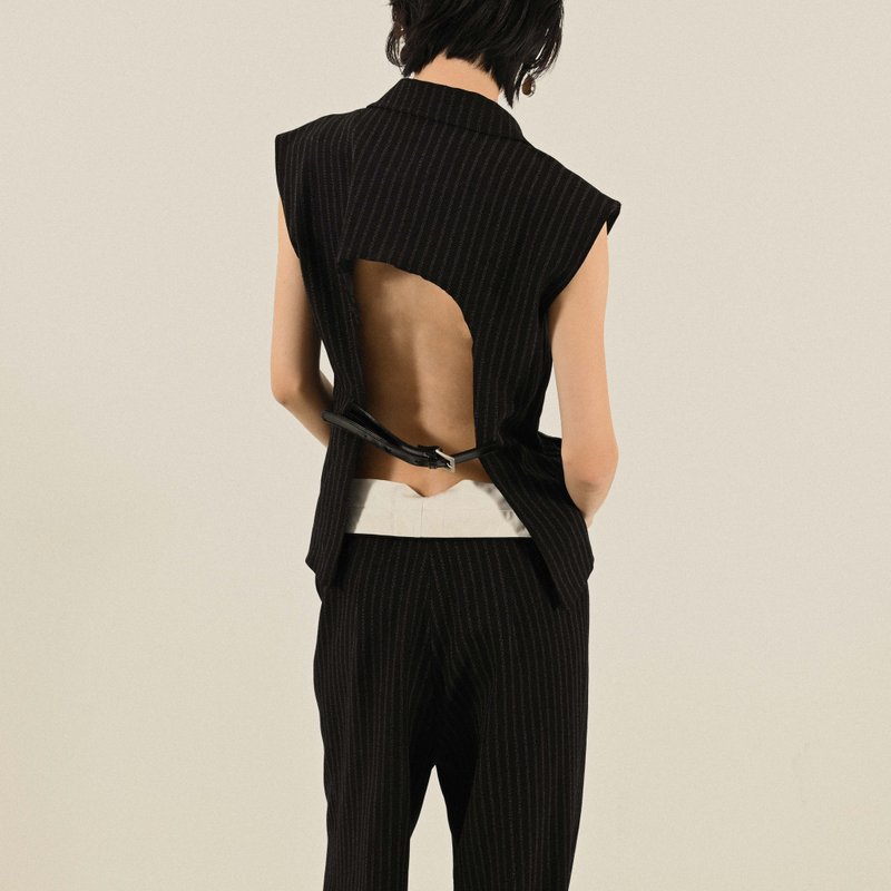 【NaSuBi Vintage】Upcycling挖背設計古著背心 - 背心/無袖上衣 - 其他人造纖維 黑色