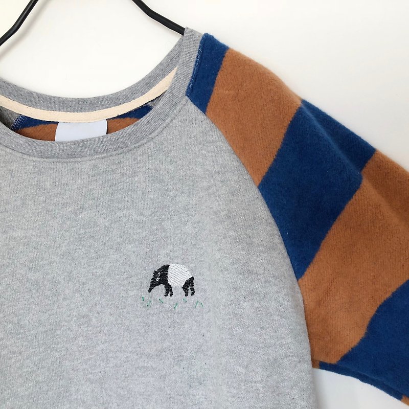 Tapir / Embroidery  // Sweater /// Striped Sleeves - Women's Sweaters - Cotton & Hemp Multicolor