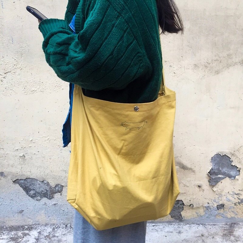Lazy Cat Hand Printed Eco Bag / Bag - กระเป๋าแมสเซนเจอร์ - ผ้าฝ้าย/ผ้าลินิน สีเหลือง
