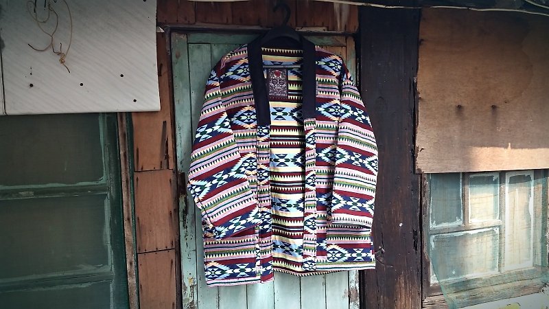 AMIN'S SHINY WORLD 手工訂製北歐圖騰民族提花拼藏青領罩衫大衣 - 男夾克/外套 - 棉．麻 多色