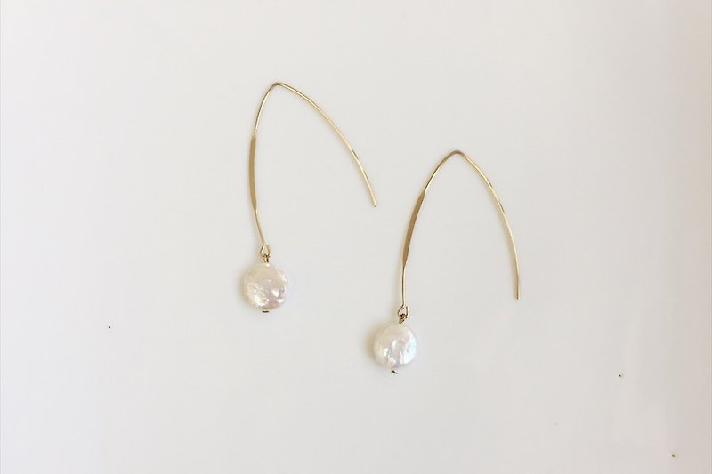Simple wild section of natural cultured pearls large ear hook earrings - ต่างหู - โลหะ ขาว