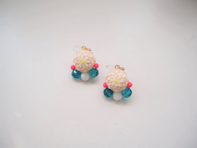 tachibanaya Lotus Japanese TEMARI Jewelry earrings 日本的傳統工藝 手鞠球 刺繡 耳環 - 耳環/耳夾 - 繡線 多色
