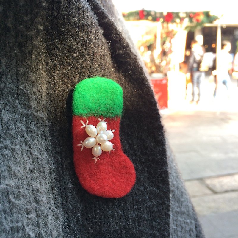 聖誕襪創意胸針 珍珠雪花款 純手工限量 - 胸針/心口針 - 羊毛 紅色