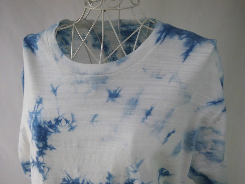 藍染め・少し厚手の絞り染めTシャツ_1・波の飛沫・L  - Tシャツ - コットン・麻 ブルー