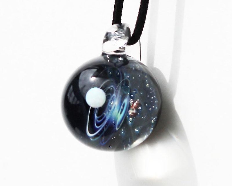 あなただけの小宇宙 #1 隕石、ホワイトオパール入り ガラス ペンダント 宇宙 - ネックレス - ガラス ブルー