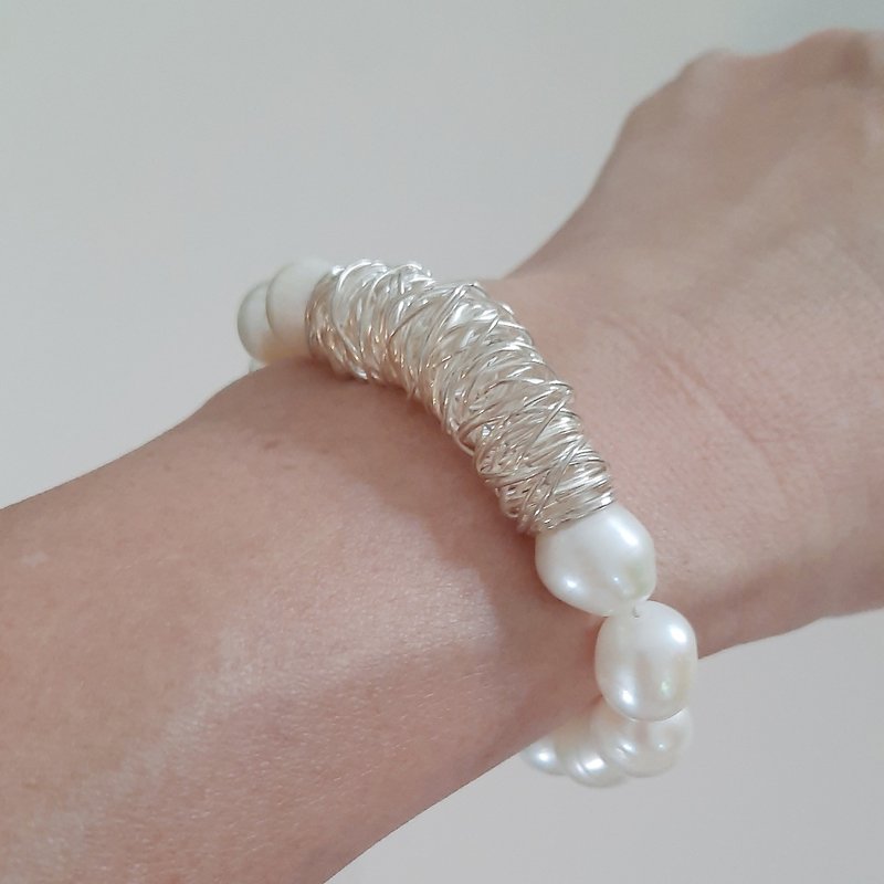 Freshwater pearl bracelet decorated with handmade conical shape silver wire - Bracelets - Pearl White