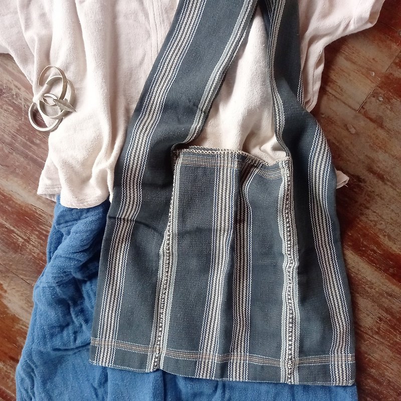 カレン族の手織りショルダーバッグ /藍グレー(白・藍のストライプ) / 草木染めコットン, 手縫い/ 1点もの One of a kind/タイ/フェアトレード