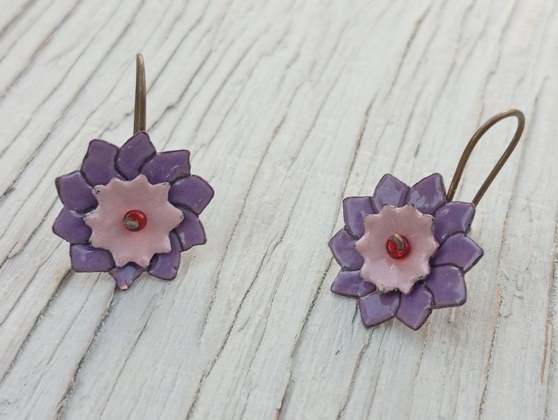 Carnation flower earrings made from copper and enamel - ต่างหู - วัตถุเคลือบ สีม่วง
