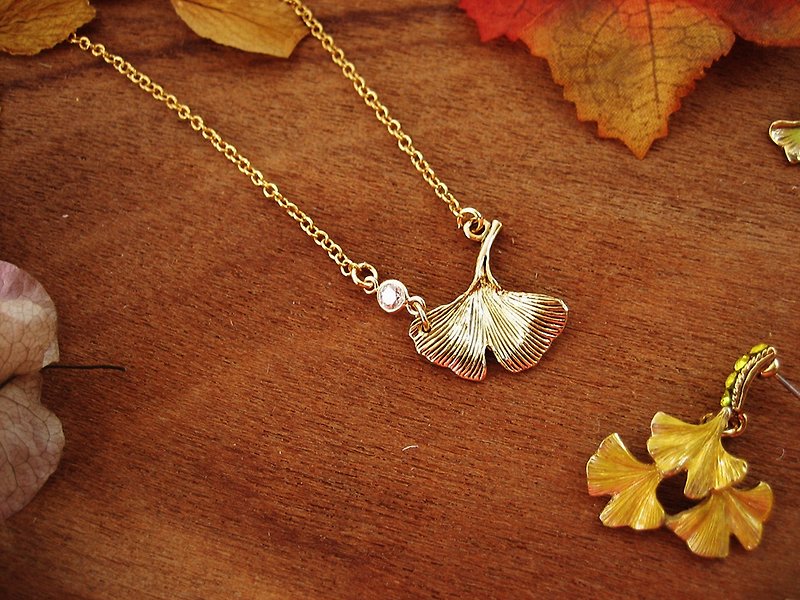Four Seasons Series-Autumn Gradient: Ginkgo の Light Multi-leaf Ginkgo Necklace - สร้อยคอ - โลหะ หลากหลายสี