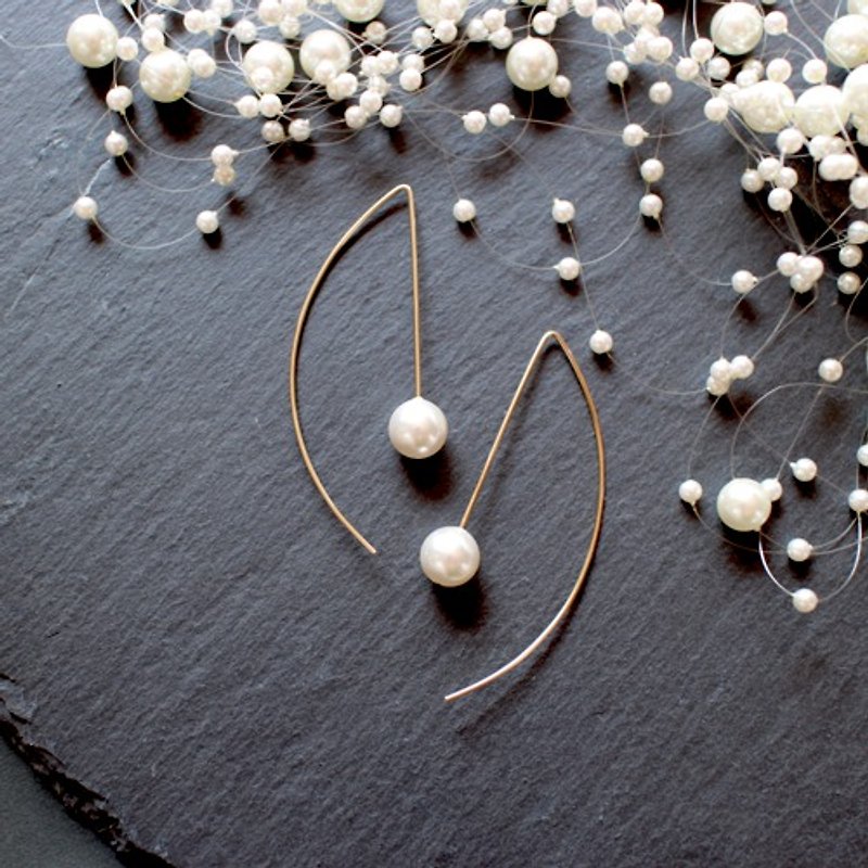 14kgf Swarovski Pearl Half Moon pierced earrings - Earrings & Clip-ons - Other Metals White