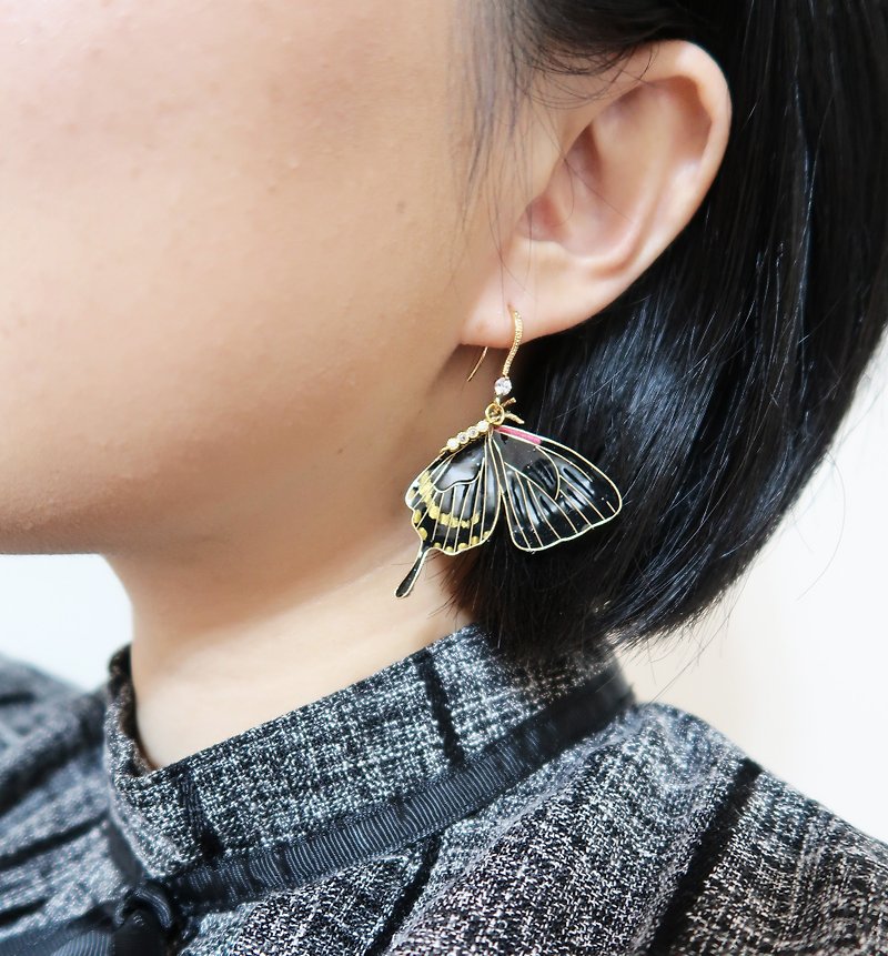 Butterfly Series Black Swallowtail Butterfly Resin Earrings Sold on One Side - ต่างหู - วัสดุอื่นๆ สีดำ