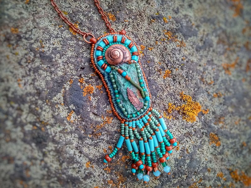 Bead embroidered Chrysocolla necklace / Snail necklace 藍色的 藍晶 半 寶石 刺繡 - 項鍊 - 寶石 藍色