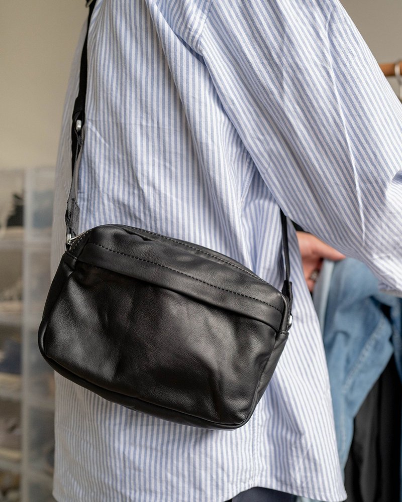 The Black Cube series selects first-layer calfskin bags with a soft and delicate texture. Double main pockets and multiple storage cross-body bags. - กระเป๋าแมสเซนเจอร์ - หนังแท้ สีดำ