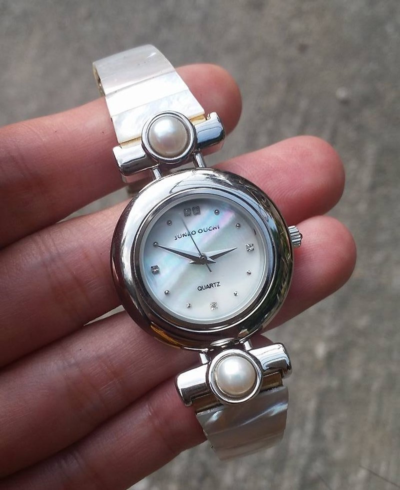 【Lost and find】優雅な 天然石 白碟貝 伸縮式 のバンド 腕時計 - 腕時計 - 宝石 ホワイト