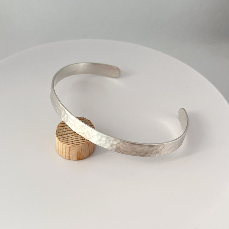 Cuff Bracelet in Hammered Satin 925 Sterling Silver, 6mm - Designed in Italy - 手鍊/手環 - 純銀 銀色