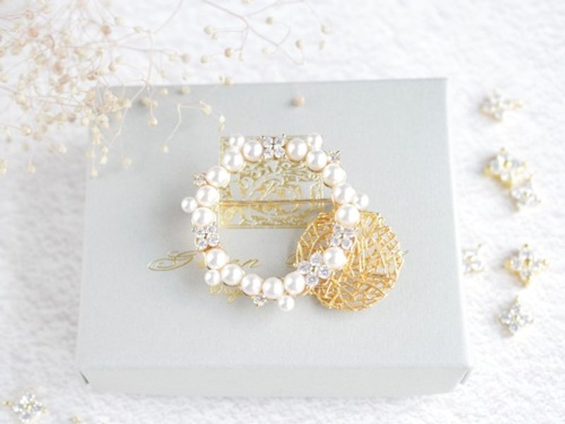 Double circle brooch with pearl and zirconia flowers 〇 Also suitable for graduation ceremonies and entrance ceremonies 〇 - เข็มกลัด - เครื่องเพชรพลอย 