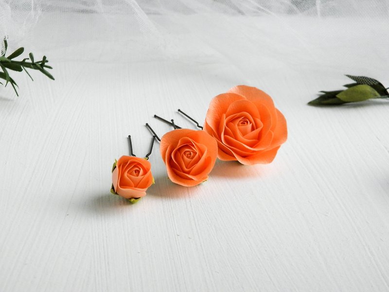Orange roses hair pins Flowers bridal hair piece Wedding floral hair clip - เครื่องประดับผม - วัสดุอื่นๆ สีส้ม