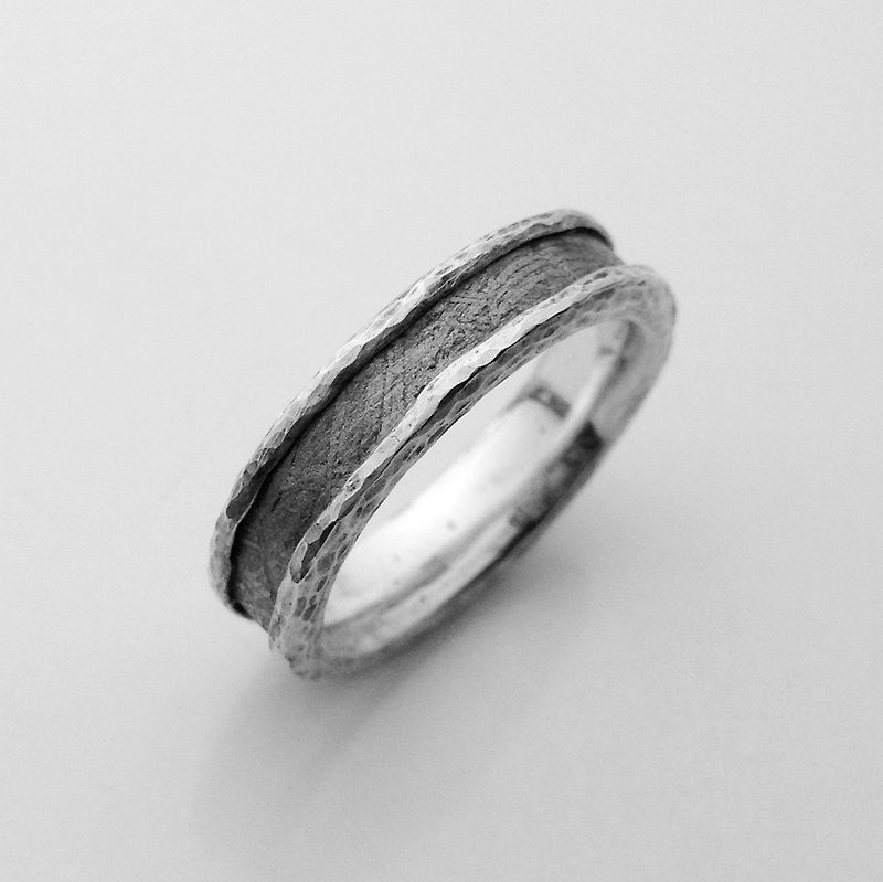 Rustic - Meteorite Inlay Hammered Silver Wedding Bend Ring - แหวนทั่วไป - เครื่องเพชรพลอย สีเงิน