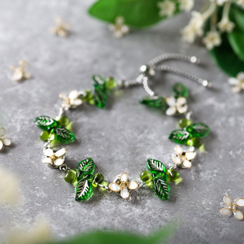 Silver Osmanthus and Czech Beads Bracelet - สร้อยข้อมือ - เรซิน ขาว