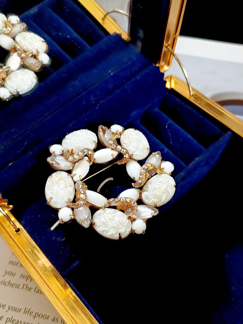 vintage jewelry 典雅牛奶玻璃五星花瓣 別針 胸針 - 胸針 - 其他金屬 