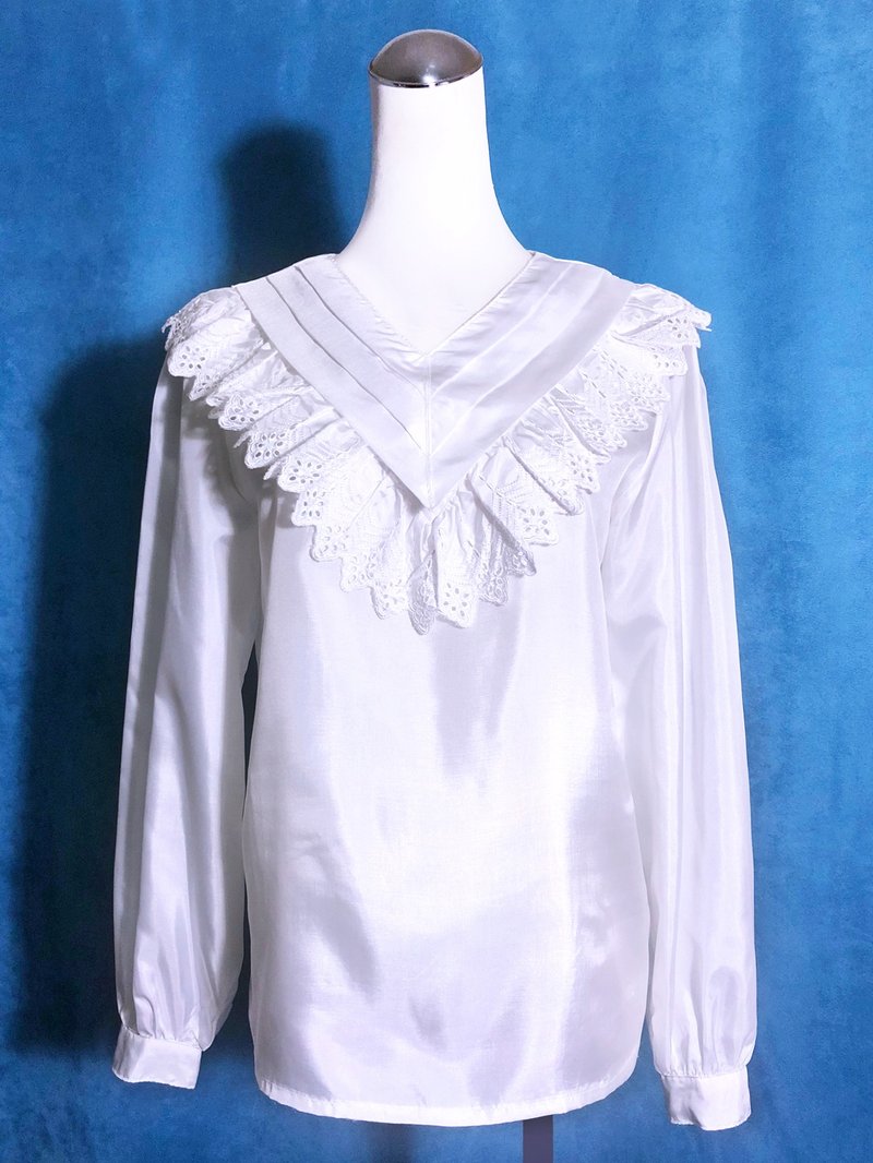 V-neck embroidered light antique long-sleeved shirt / bring back VINTAGE abroad - เสื้อเชิ้ตผู้หญิง - เส้นใยสังเคราะห์ ขาว