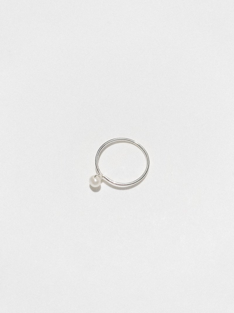 Petite Pearl Ring Single Bead Fine Silver Ring - แหวนทั่วไป - เงินแท้ สีเงิน