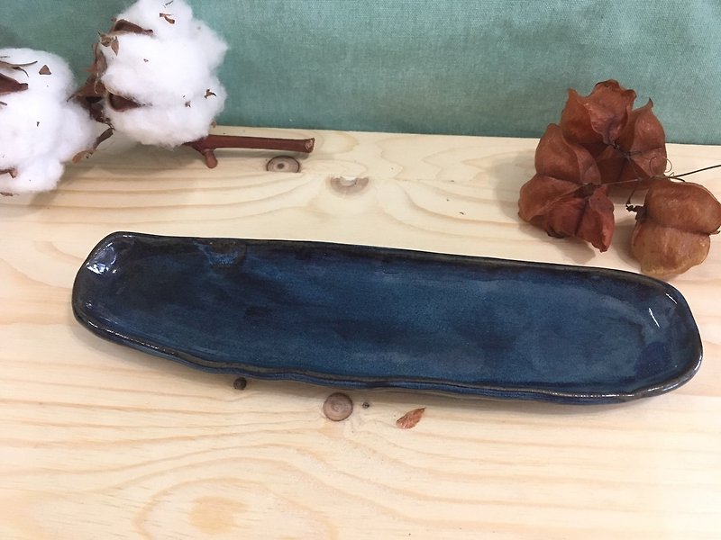 Slender pottery plate - sea cucumber - จานเล็ก - ดินเผา สีน้ำเงิน