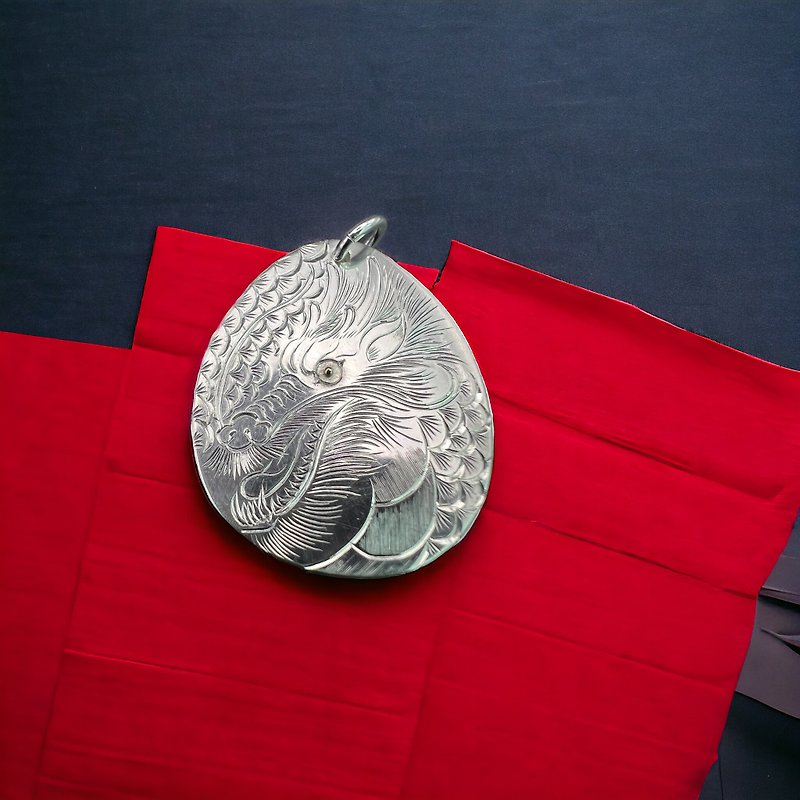 龍の形を描いた銀メダルペンダント - ネックレス - 貴金属 