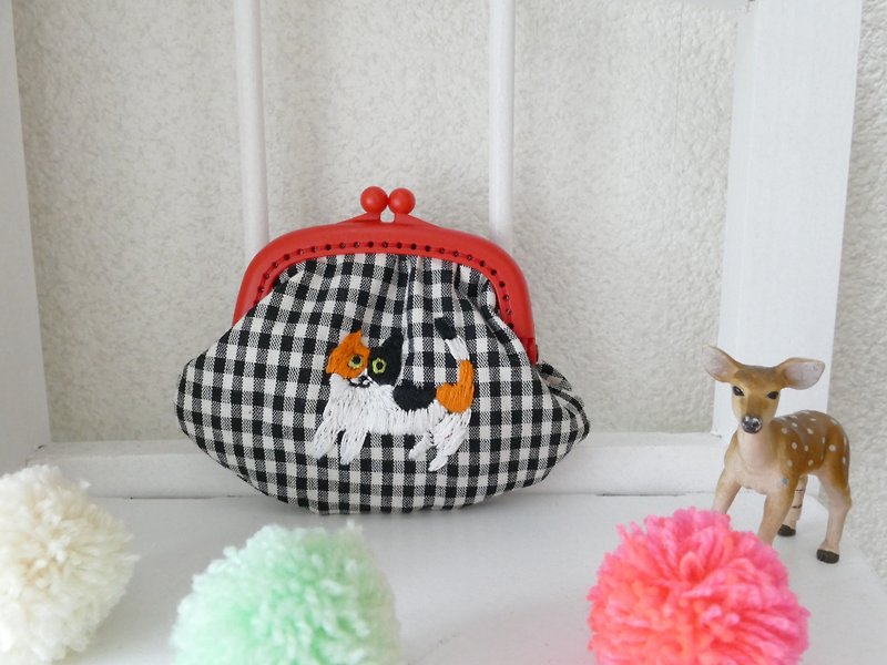 Embroidered gamaguchi gingham check calico cat - กระเป๋าเครื่องสำอาง - ผ้าฝ้าย/ผ้าลินิน สีแดง