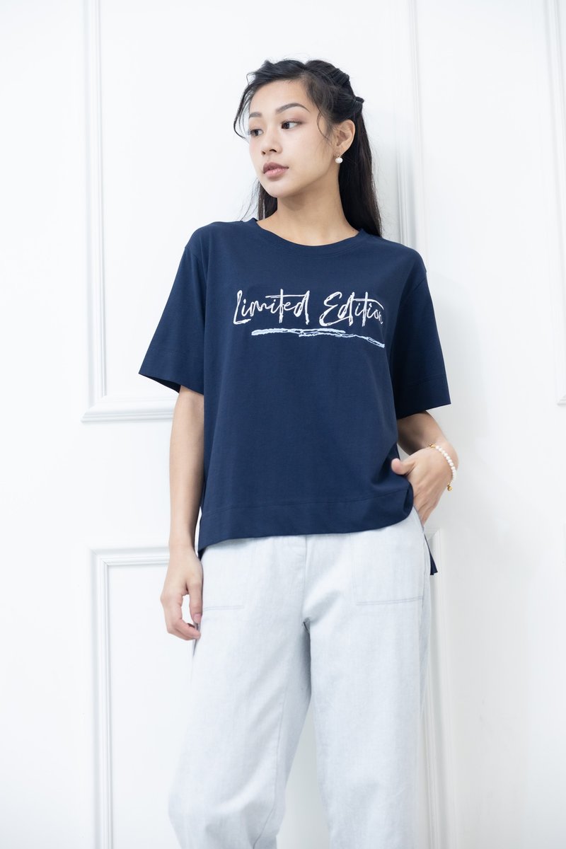 英文書寫體刺繡短袖上衣 深藍色 - 女 T 恤 - 其他材質 藍色