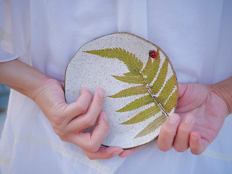 Small disc with hand feel・Taiwanese wild fern series - Plates & Trays - Pottery Green