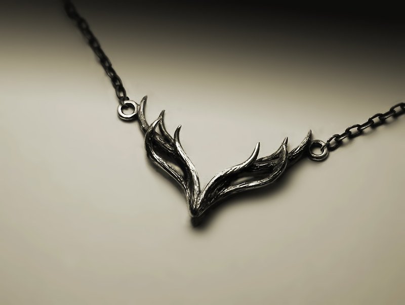 Textured Antlers Silver Necklace - สร้อยคอ - โลหะ สีเงิน