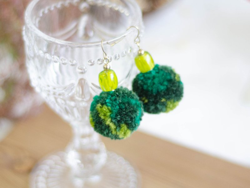 [Forest] small glass wool ball earrings, gradient hair bulb, Paiwan handmade glass beads, Bronze beads - ต่างหู - วัสดุอื่นๆ สีเขียว