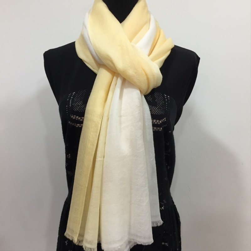 [Cashmere cashmere scarf/shawl] yellow and white gradient ring velvet Nepal - ผ้าพันคอถัก - ขนแกะ สีเหลือง