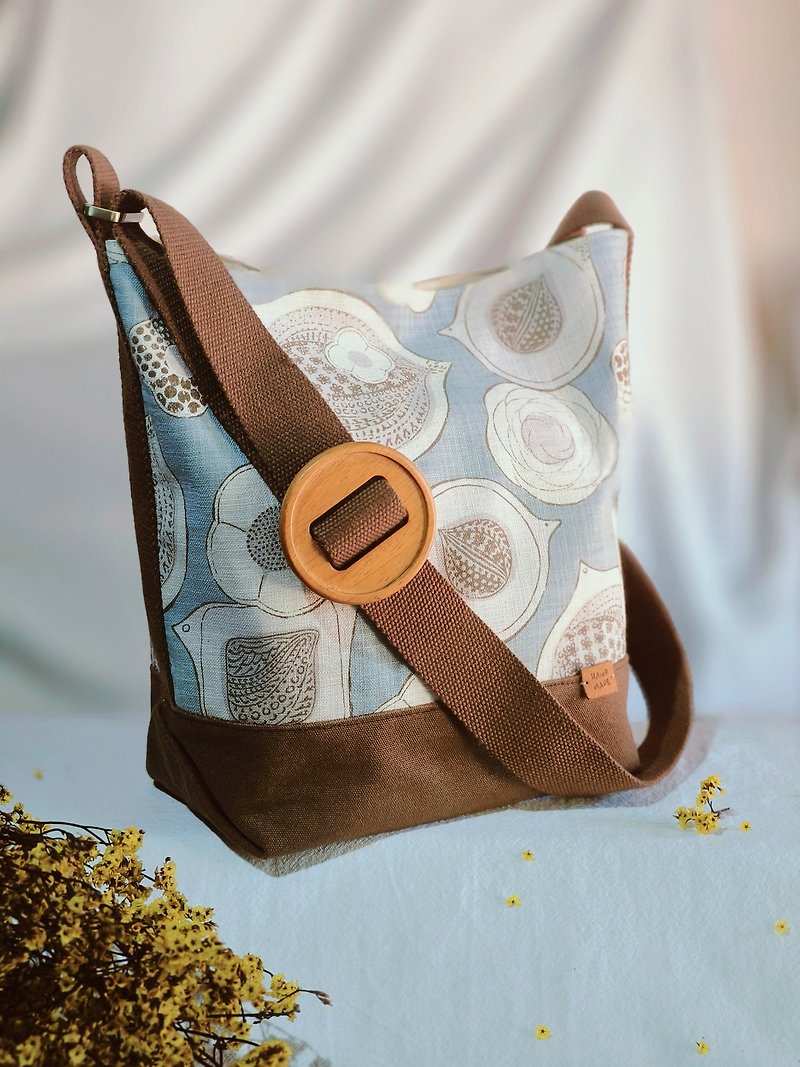 ライトブルーとブラウンの鳥と花のプリントの日本製バッグ、調節可能なストラップ - ショルダーバッグ - コットン・麻 ブルー