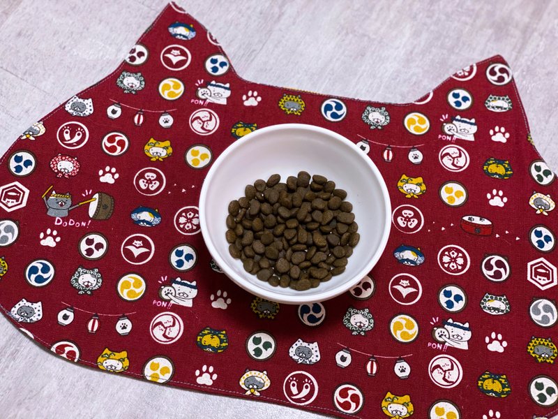 The sound of the drums will remove the old air for the new year cat placemat - ผ้ารองโต๊ะ/ของตกแต่ง - ผ้าฝ้าย/ผ้าลินิน สีแดง