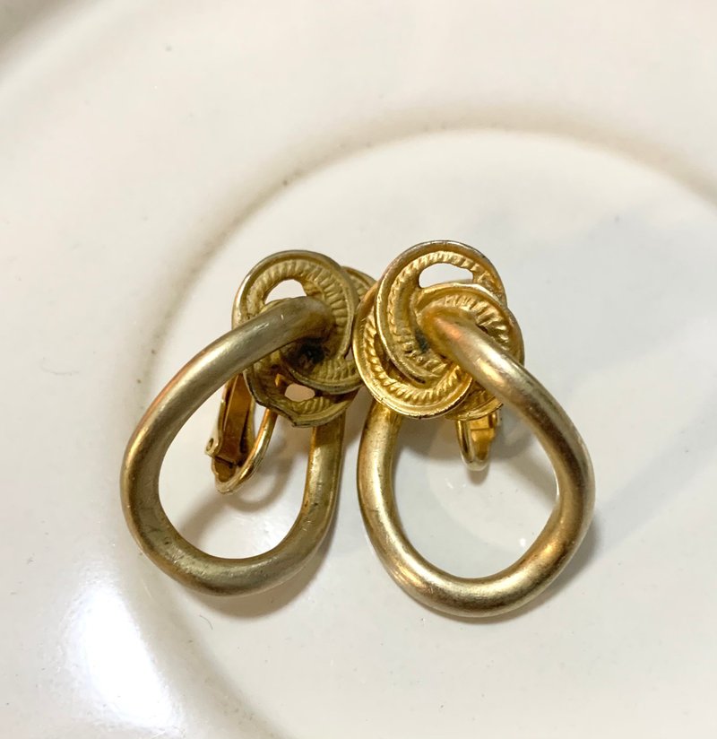 vintage plain gold ear clips - ต่างหู - โลหะ สีทอง