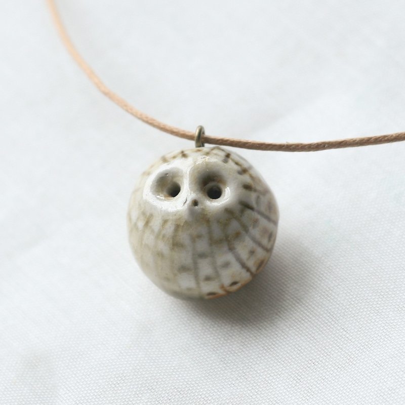 Chai pottery owl essential oil necklace striped small round - สร้อยคอ - ดินเผา สีกากี