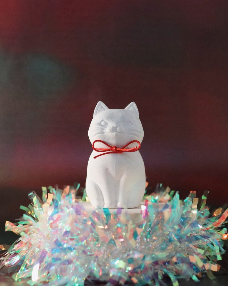 財を守る猫 - 安定した富の守護者 - 置物 - サステナブル素材 ホワイト