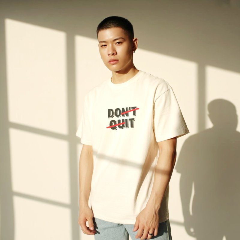 DONT QUIT DO IT黑色字母印花 白色純棉短袖T恤 男女適穿 - 男 T 恤 - 棉．麻 白色