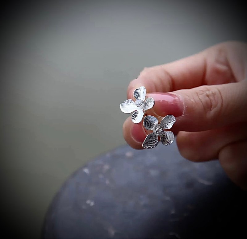 C&W s925 sterling silver elegant matte Silver texture three-dimensional flower piece on-ear earrings and Clip-On - ต่างหู - เงินแท้ สีเงิน