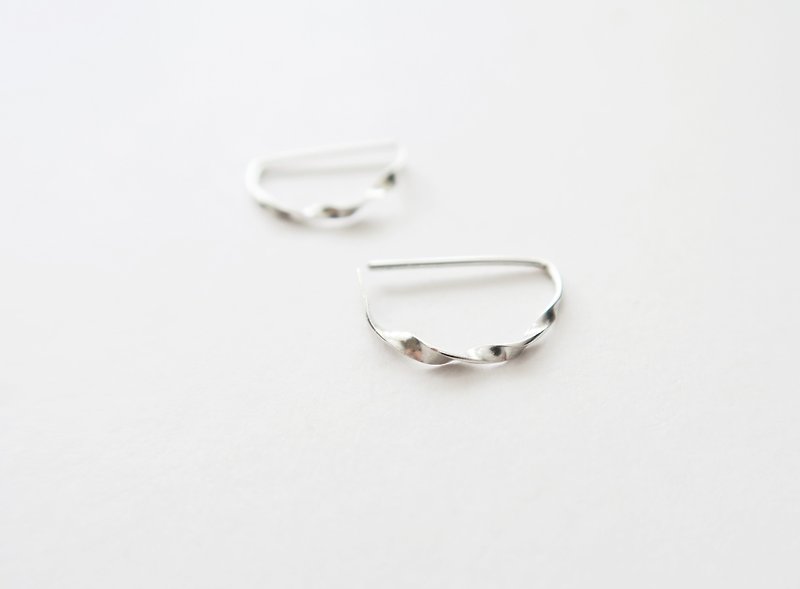 Pair of 925 sterling silver simple swirling pattern D-shaped earrings - ต่างหู - เงินแท้ ขาว
