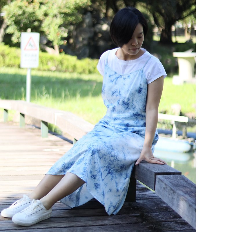 Dream Bubble-Strap Vest Dress (excluding white T-shirt) (environmentally friendly digital printing) - Skirts - Cotton & Hemp Blue