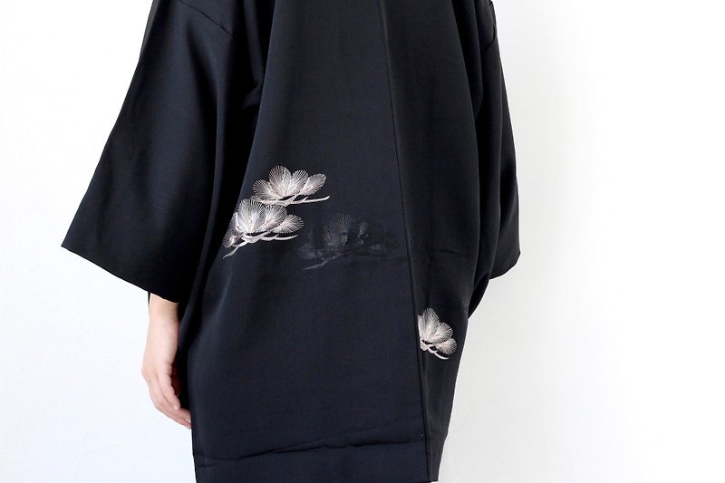 embroidered kimono, traditional kimono, authentic kimono, silk kimono /3891 - เสื้อแจ็คเก็ต - ผ้าไหม สีดำ