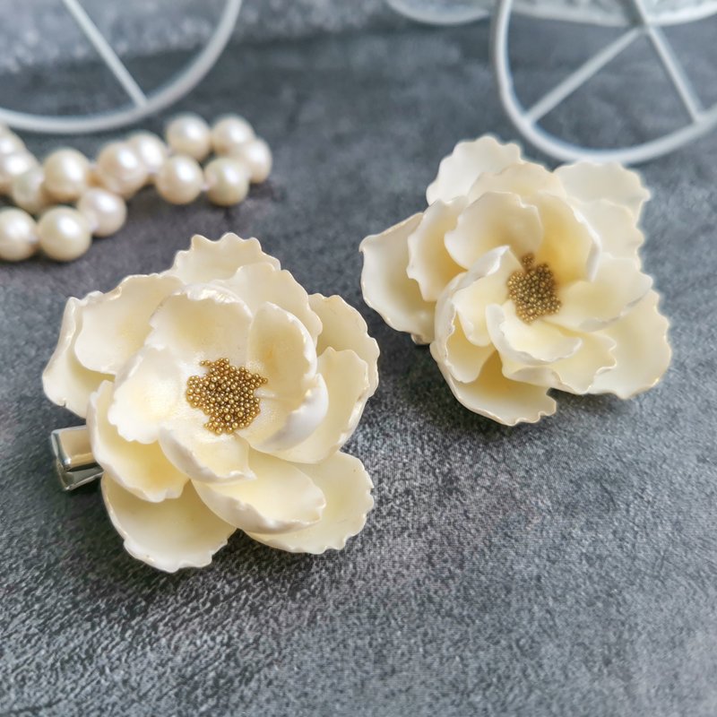 White flower 2 hair pins or clips set is fancy girly daintily cute hair jewelry - เครื่องประดับผม - ดินเหนียว ขาว